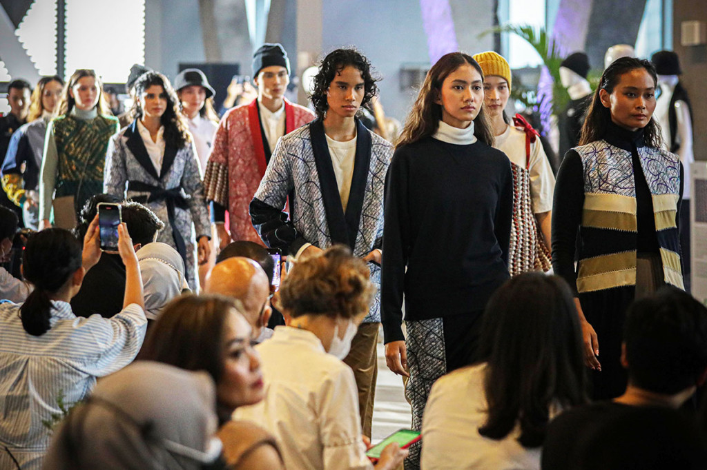 Di tangan Andrie Basuki, gaun yang dibikin dari pakaian bekas tersebut tetap modis saat dipakai. 