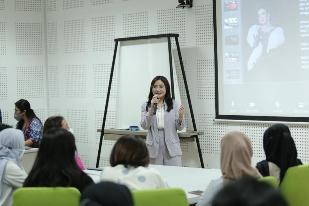  Aktris Prilly Latuconsina mengajar di Universitas Gadjah Mada (UGM) sebagai dosen praktisi hari ini, Kamis 29 September 2022. Prilly mengajar mata kuliah Kajian Selebritas di Fisipol.