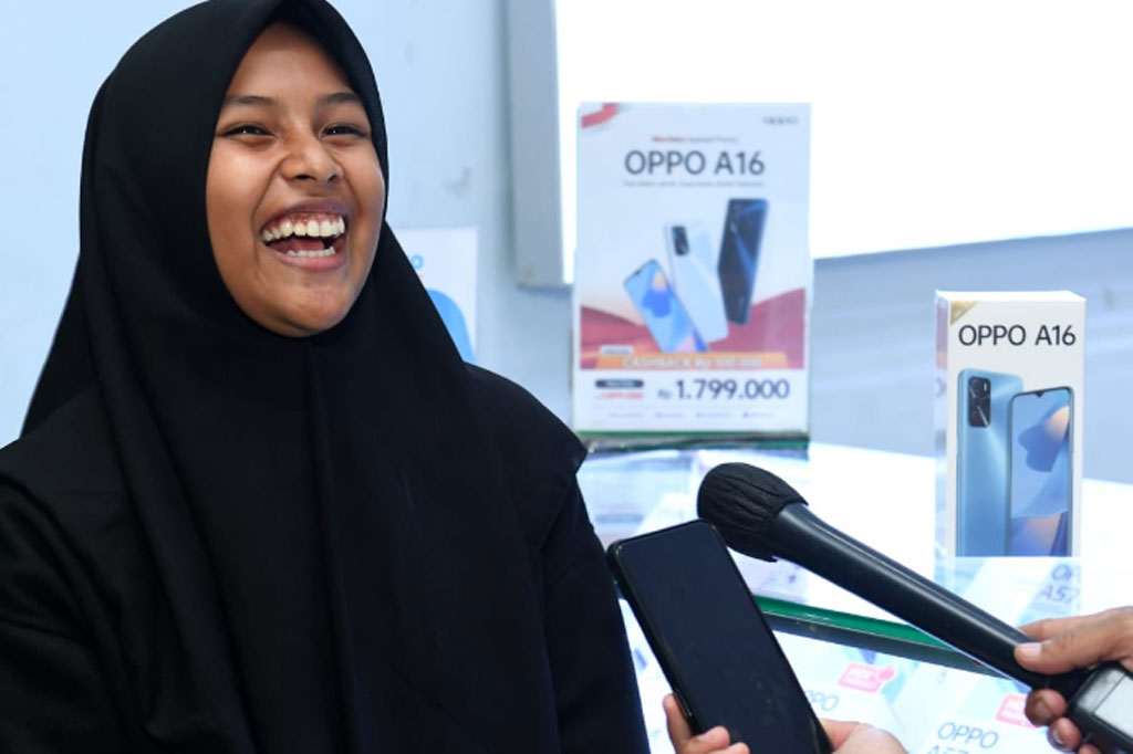  Sabrila, Pelajar SMA Negeri 1 Batauga, di Kabupaten Buton Selatan, Provinsi Sulawesi Tenggara, bergembira setelah mendapat telepon genggam baru dari Presiden Joko Widodo.