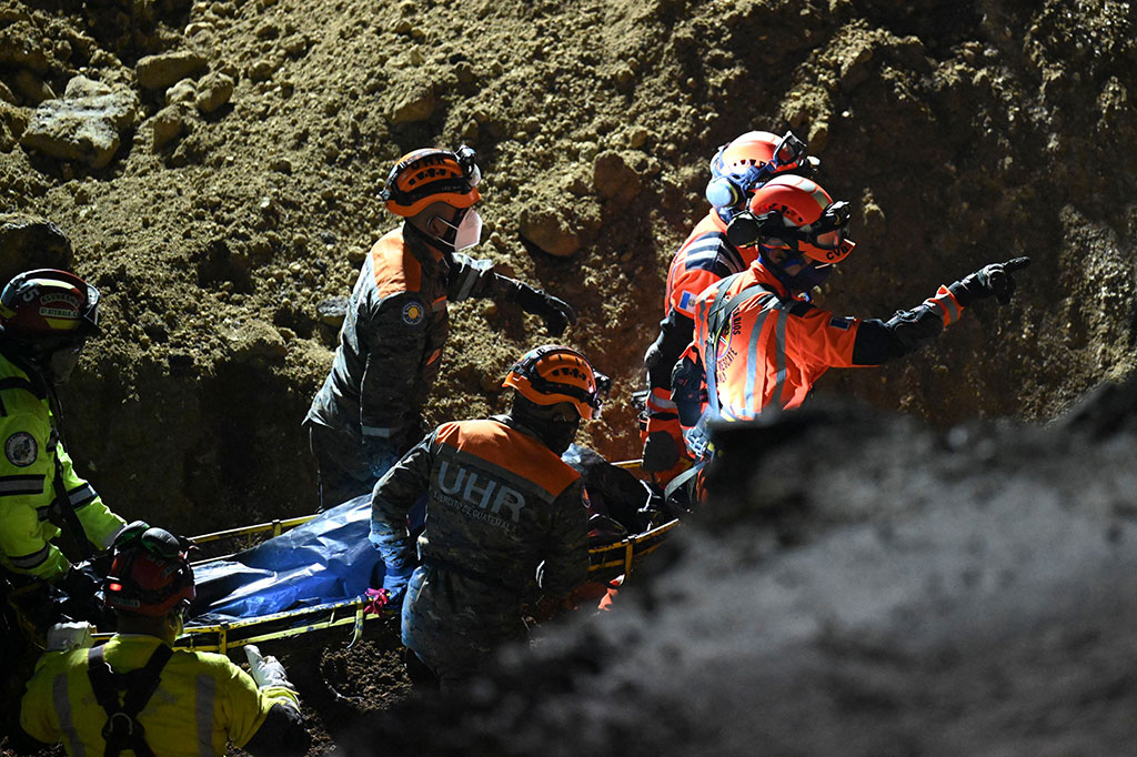 Jenazah Olga Choz dan putrinya Mishell Mejia berusia 15 tahun dievakuasi setelah lima hari hilang karena terjatuh ke lubang besar yang tiba-tiba muncul di jalanan, ketika mereka bepergian dengan mobil.