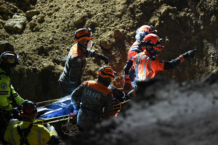 Jenazah Olga Choz dan putrinya Mishell Mejia berusia 15 tahun dievakuasi setelah lima hari hilang karena terjatuh ke lubang besar yang tiba-tiba muncul di jalanan, ketika mereka bepergian dengan mobil.