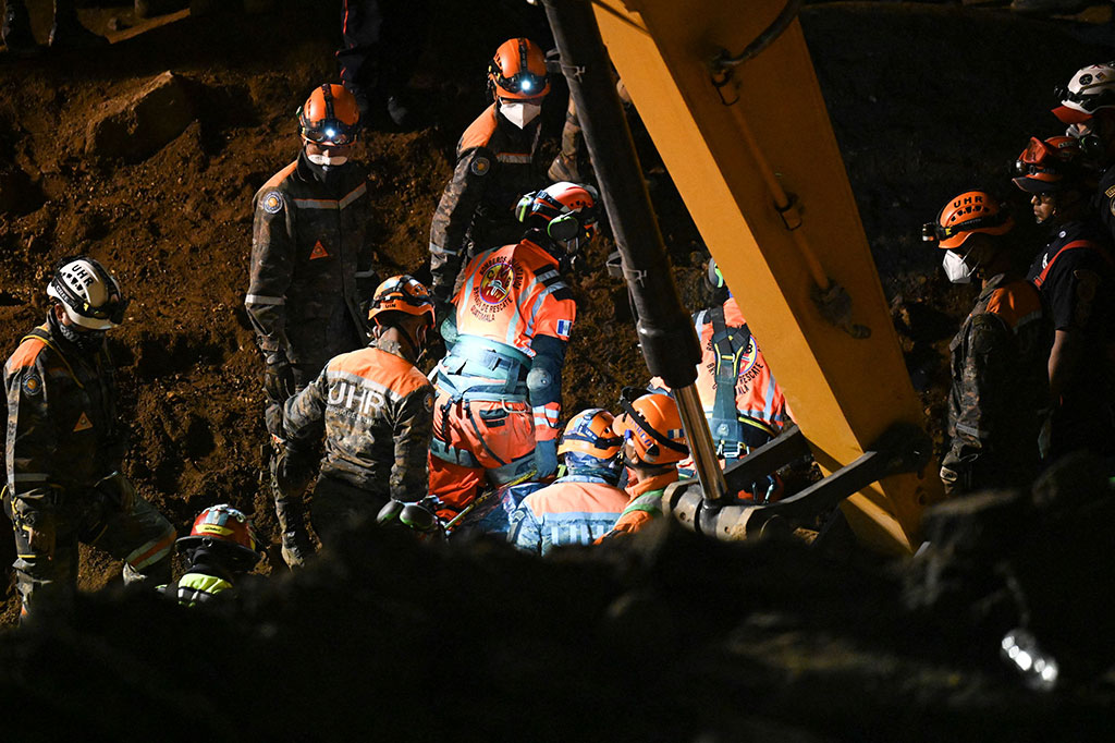 Ibu dan anak perempuannya itu hilang setelah kendaraan yang mereka tumpangi ditelan lubang pembuangan besar di ruas jalan di Guatemala. Petugas berhasil mengevakuasi suami korban dari lubang besar di Villa Nueva.