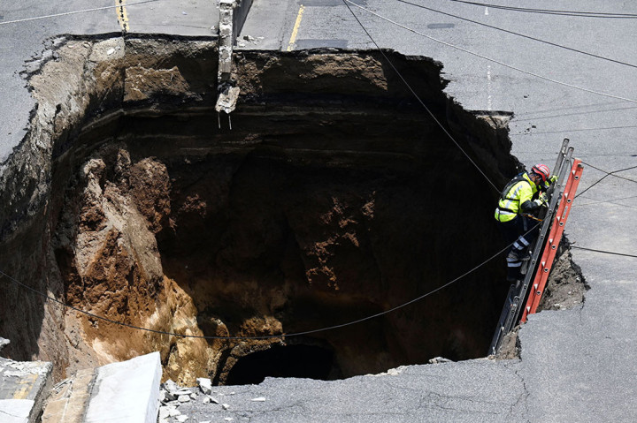 Secara keseluruhan, dua kendaraan jatuh ke lubang pembuangan. Empat orang segera diselamatkan.