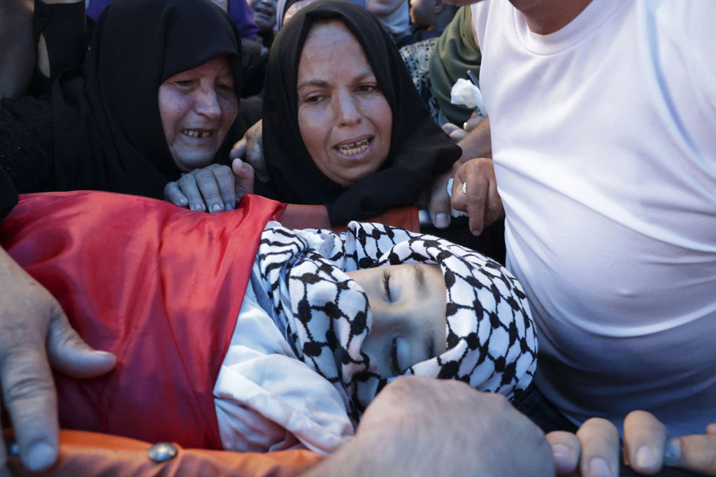 Munir Suleiman, paman Rayan menyatakan bahwa saat kejadian, tentara Israel memasuki kota ketika anak-anak keluar dari sekolah dan mengejar mereka di jalan-jalan, seperti yang biasa terjadi. 