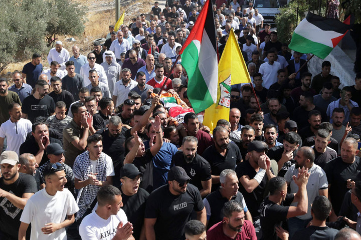 Keluarga mengatakan bahwa jantung Rayan berhenti karena kepanikan yang dideritanya setelah dikejar tentara Israel, sebelum dia jatuh.