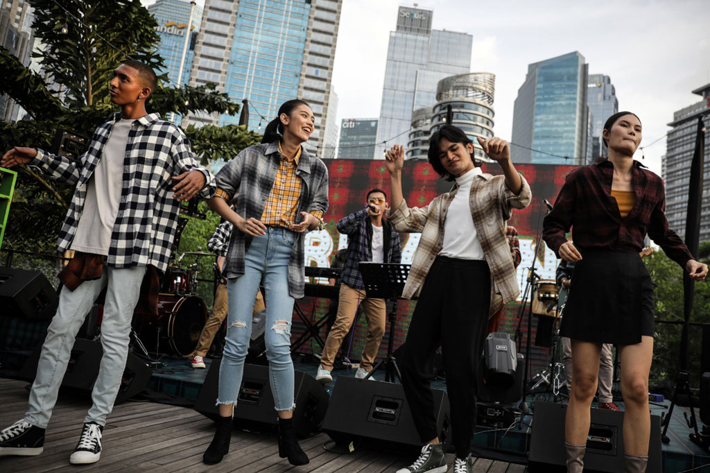 Dengan desain sederhana dan serbaguna yang cocok digunakan sebagai kemeja maupun lapisan luar menjadi inspirasi untuk tampil keren.