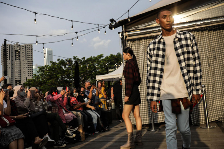 Flannel ini hadir dalam deretan nuansa warna baru yang cerah namun tetap hangat, dengan berbagai variasi motif tartan mulai dari klasik kotak-kotak besar hingga motif kotak-kotak kecil. 