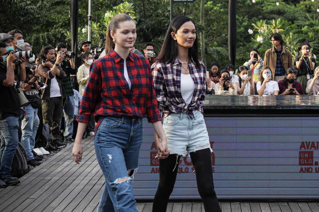 Model mengenakan koleksi UNIQLO Flannel Fall/Winter 2022 dengan tema #GengWinter dalam acara bertajuk 'Friday Flannel Night' di Jakarta, Jumat, 30 September 2022. 