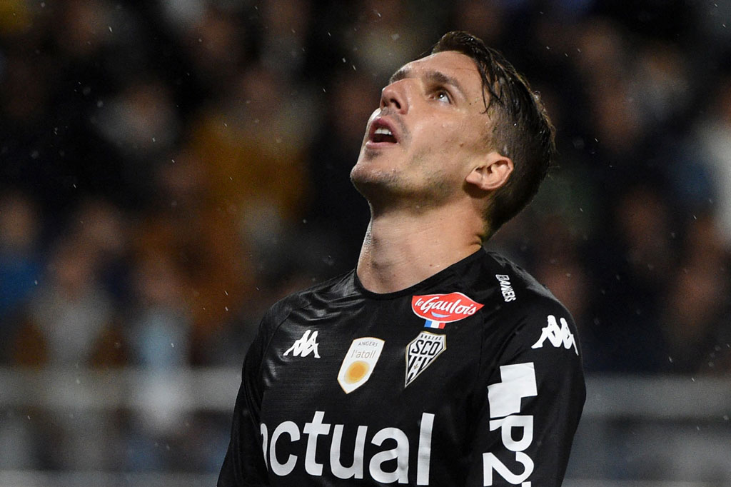 Tim tuan rumah mendominasi 35 menit pembukaan. Beberapa peluang tercipta tetapi tidak satu pun yang berbuah gol. 