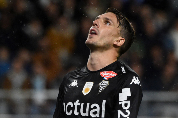 Tim tuan rumah mendominasi 35 menit pembukaan. Beberapa peluang tercipta tetapi tidak satu pun yang berbuah gol. 