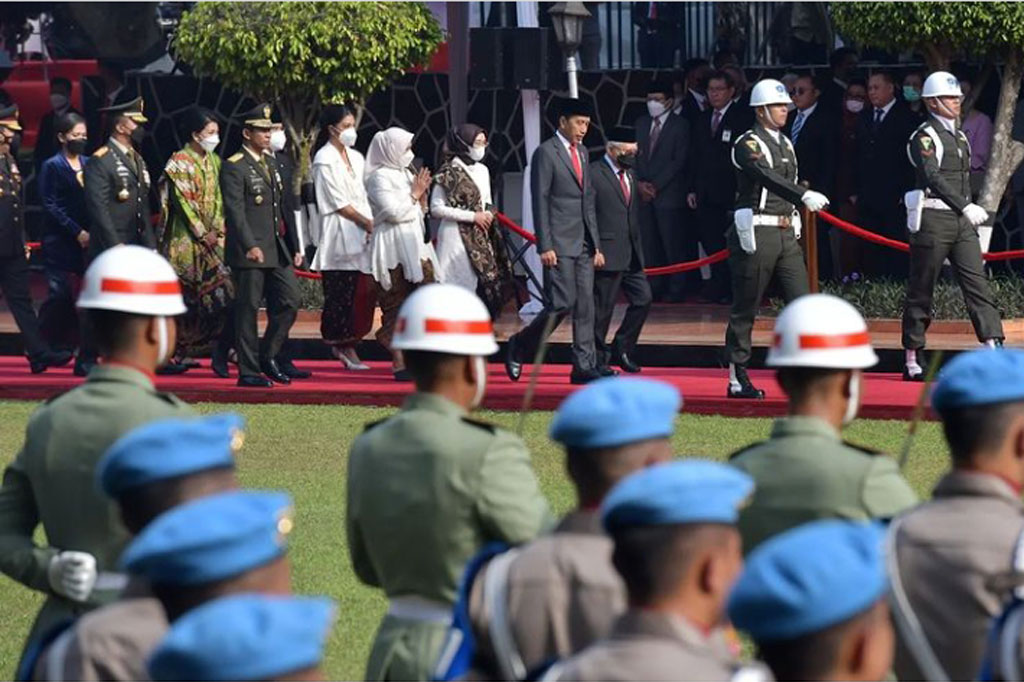 Presiden Jokowi beserta Ibu Iriana Joko Widodo dan Wakil Presiden Ma’ruf Amin beserta Ibu Wury Ma’ruf Amin tiba di tempat upacara sekitar pukul 07.55 WIB. 