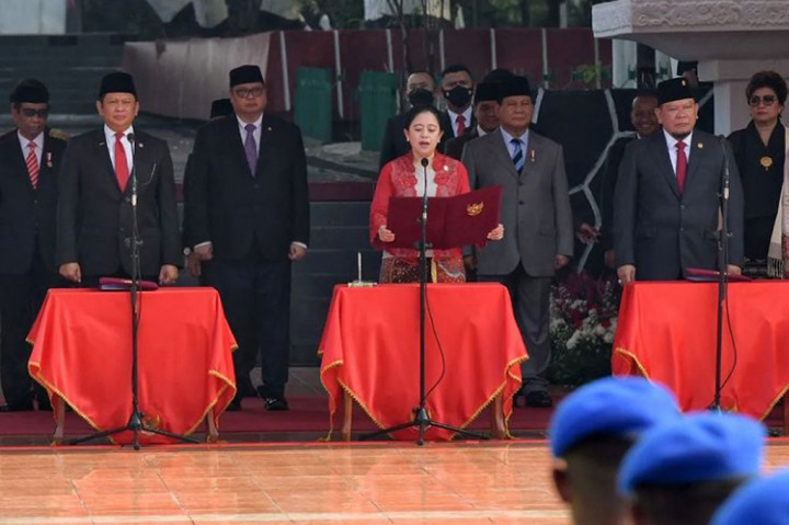 Ketua MPR, Bambang Soesatyo, membacakan naskah Pancasila. Setelah itu, Ketua DPR, La Nyalla Matalitti, membacakan naskah Pembukaan UUD 1945. Selanjutnya, Ketua DPR, Puan Maharani, membacakan sekaligus menandatangani naskah ikrar. Setelahnya, Menteri Agama, Yaqut Cholil Qoumas, membacakan doa yang sekaligus menjadi penutup rangkaian upacara yang berlangsung penuh kekhidmatan tersebut.