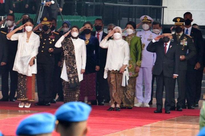 Rangkaian upacara dimulai dengan salam kebangsaan, penghormatan kebesaran, yang diikuti oleh laporan komandan upacara kepada Presiden Joko Widodo. Bertindak selaku komandan upacara dalam kesempatan kali ini yaitu Kolonel Inf. Fendri Nafianto Raminta. Saat ini, ia menjabat sebagai Komandan Brigade Infanteri Para Raider Divisi Infanteri I Kostrad.