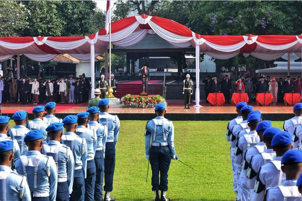 Setelah itu, upacara dilanjutkan dengan mengheningkan cipta yang dipimpin oleh inspektur upacara.