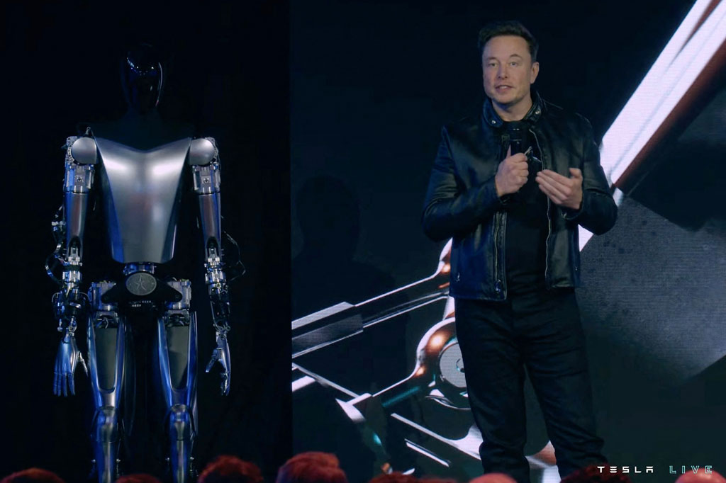 Pendiri Tesla, Elon Musk berdiri di atas panggung di samping Optimus, si robot humanoid, di Palo Alto, California pada Jumat, 30 September 2022. Optimus dipamerkan dalam ajang Tesla AI Day 2022.