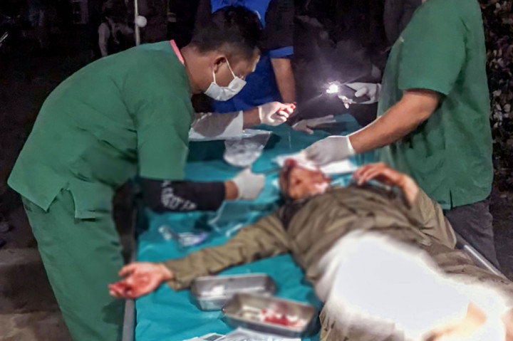 Tim medis merawat seorang korban yang terluka akibat terimpa puing-puing bangunan yang jatuh setelah gempa bumi melanda Tapanuli Utara, Sumatera Utara, Sabtu, 1 Oktober 2022.