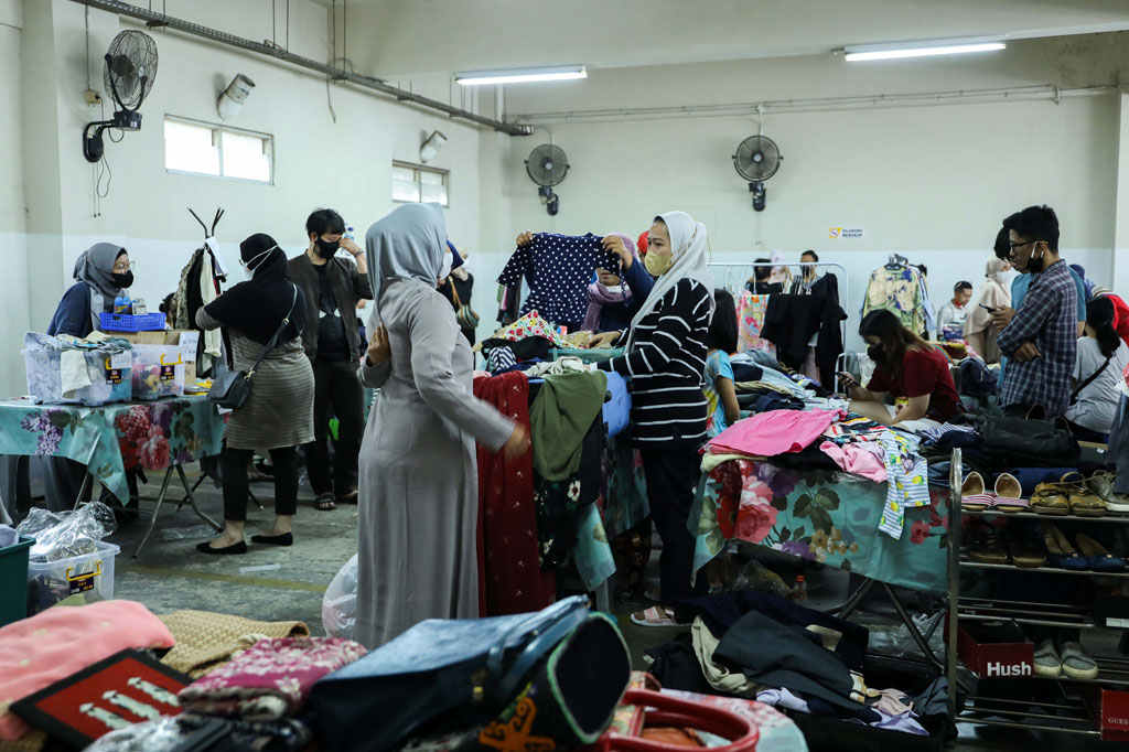 Pengunjung memilih barang-barang bekas di event Pink Garage Sale, Sabtu, 1 Oktober 2022.