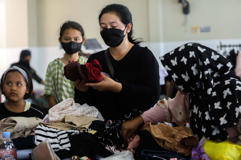 Barang-barang seperti pakaian sehari-hari, sweater, jaket, gaun, sepatu, tas, topi, pernak-pernik rumah tangga, hingga mainan bekas untuk anak-anak yang dibanderol dengan harga yang sangat murah.