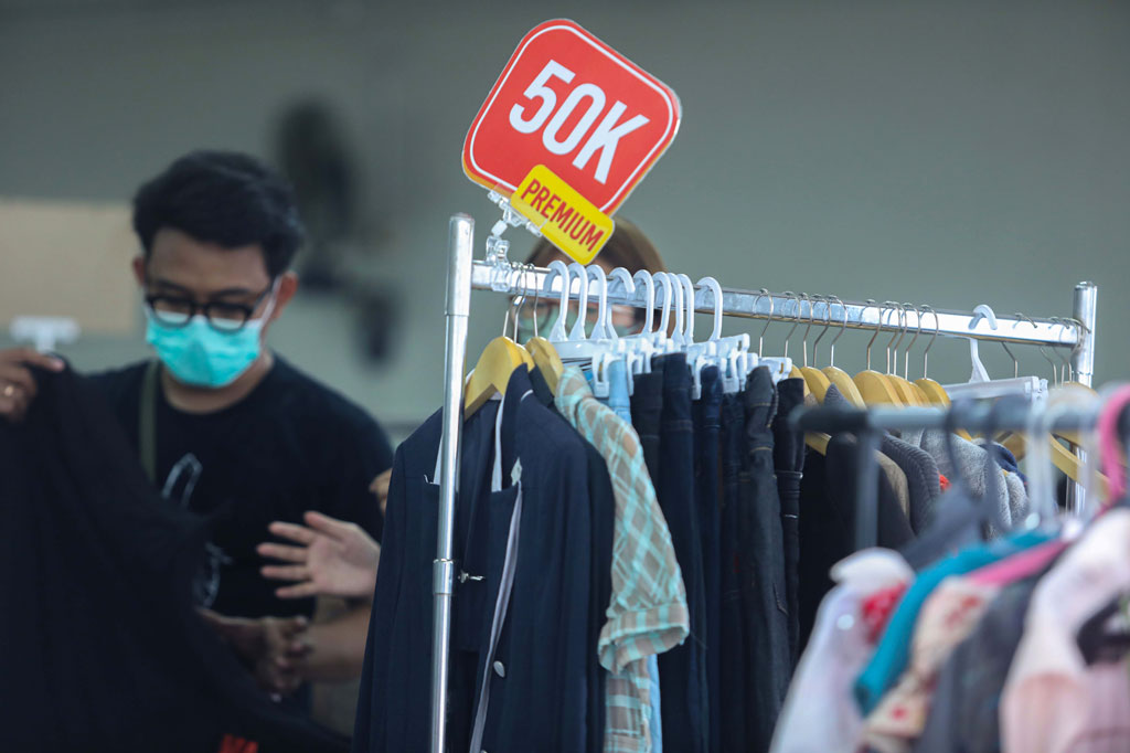 Sejak 2013 hingga saat ini Pink Garage Sale rutin digelar setiap Sabtu-Minggu pagi di sarana parkir salah satu perkantoran di Kebayoran Lama, Jakarta Selatan, berbeda dengan garage sale lainnya yang kerap kali diadakan di area terbuka.