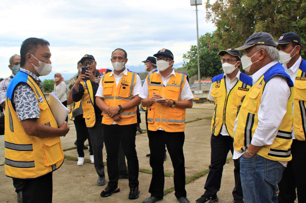 Menteri PUPR Basuki Hadimuljono (kanan) berbincang-bincang dengan pengelola Bendungan Raknamo saat melakukan kunjungan kerja di Kupang, NTT, Jumat, 30 September 2022.