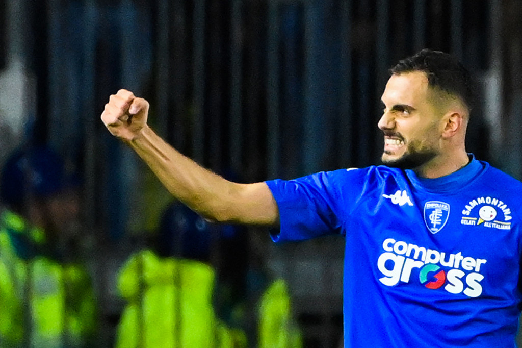 Nedim Bajrami melakukan selebrasi usai mencetak gol ke gawang AC Milan dalam duel pekan ke-8 Serie A 2022/2023.