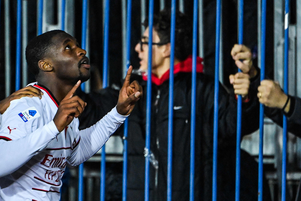 Fade Ballo-Toure melakukan selebrasi usai mencetak gol ke gawang Empoli dalam duel pekan ke-8 Serie A 2022/2023.