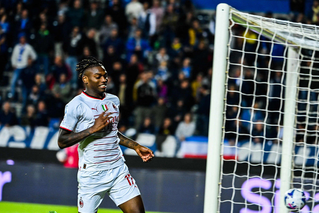 Tak sampai di situ, Milan menambah gol lagi melalui Rafael Leao. Setelah gol itu, laga pun berakhir dengan skor 3-1.