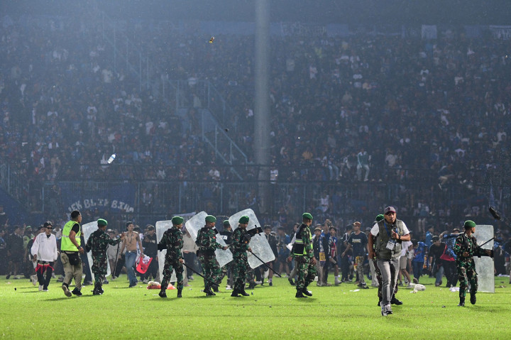 Suporter Arema FC memasuki lapangan setelah tim yang didukungnya kalah dari Persebaya dalam pertandingan sepak bola BRI Liga 1 di Stadion Kanjuruhan, Malang, Sabtu, 1 Oktober 2022. Kericuhan sendiri bermula saat para suporter Arema menyerbu lapangan usai timnya kalah melawan Persebaya. 