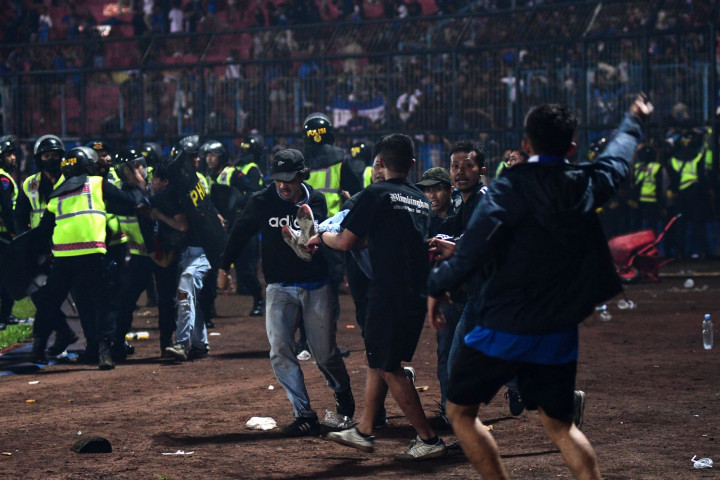 Sebanyak 130 orang menjadi korban tewas dalam kerusuhan di Stadion Kanjuruhan, Malang. Korban yang tewas itu terdiri dari suporter Arema FC dan anggota polisi.