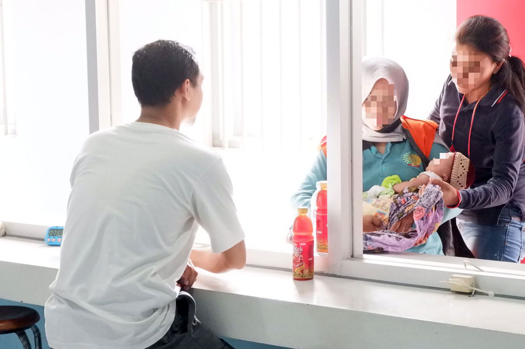 Setelah menjalani masa isolasi selama sepekan, jabang bayi yang dilahirkan AV, narapidana di Rutan Perempuan Surabaya, akhirnya bisa dikunjungi sang ayahnya, Sabtu, 1 Oktober 2022. Momen pertemuan tersebut berlangsung haru. 