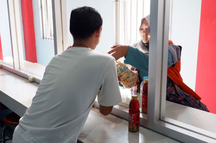 Suami AV datang memanfaatkan layanan kunjungan tatap muka. Ini merupakan pertemuan kedua suami AV dengan sang anak. Sebelumnya ia sempat bertemu tepat setelah proses persalinan. 