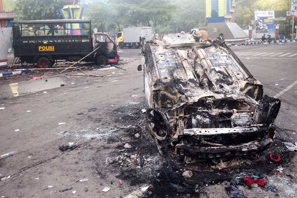 Tercatat 130 orang meninggal dunia dan sekitar 180 lainnya terluka, serta puluhan mobil hancur dan terbakar dalam kerusuhan usai laga Arema Malang melawan persebaya Surabaya di  Stadion Kanjuruhan, Malang, Jawa Timur, Sabtu, 1 Oktober 2022 malam.