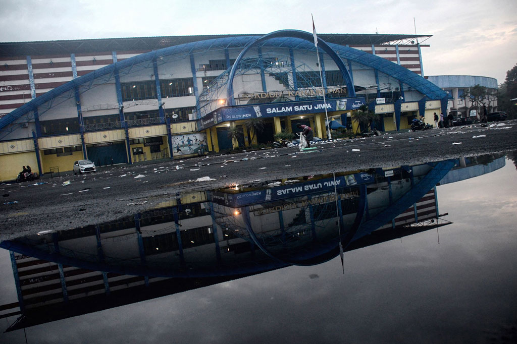 Sebelumnya, kericuhan terjadi usai suporter tidak puas setelah tim kesayangan mereka Arema FC dikalahkan Persebaya Surabaya dengan skor akhir 2-3 di Stadion Kanjuruhan, Kabupaten Malang, Jawa Timur, Sabtu malam.