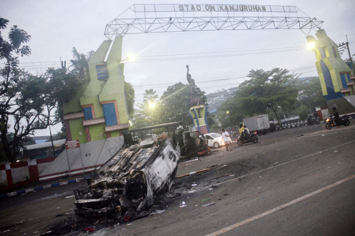 Selain ratusan korban meninggal, area stadion juga mengalami kerusakan. 