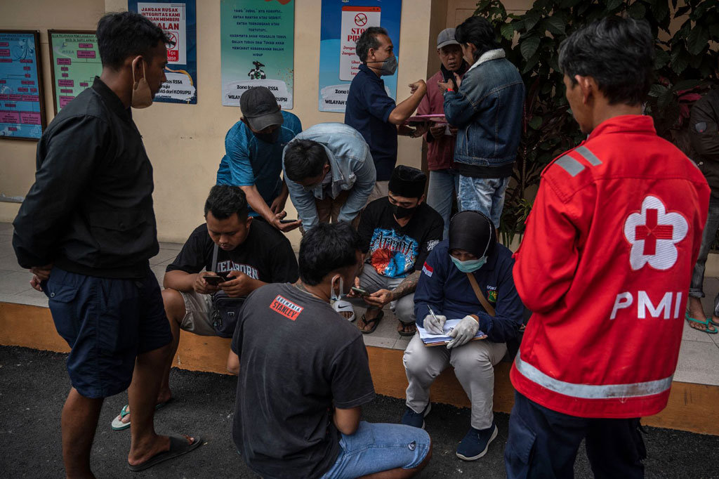 Duka menyelimuti sejumlah kelurga dan kerabat saat menunggu hasil identifikasi korban tragedi Stadion Kanjuruhan Malang di sebuah rumah sakit di Malang, Jawa Timur, Minggu.