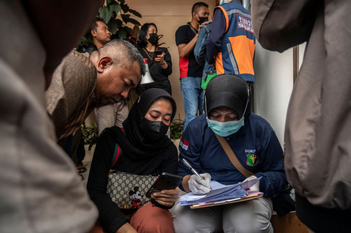 Perwakilan keluarga korban kerusuhan sepak bola dimintai datanya oleh petuga di depan kamar jenazah rumah sakit di Malang, Jawa Timur, Minggu, 2 Oktober 2022.