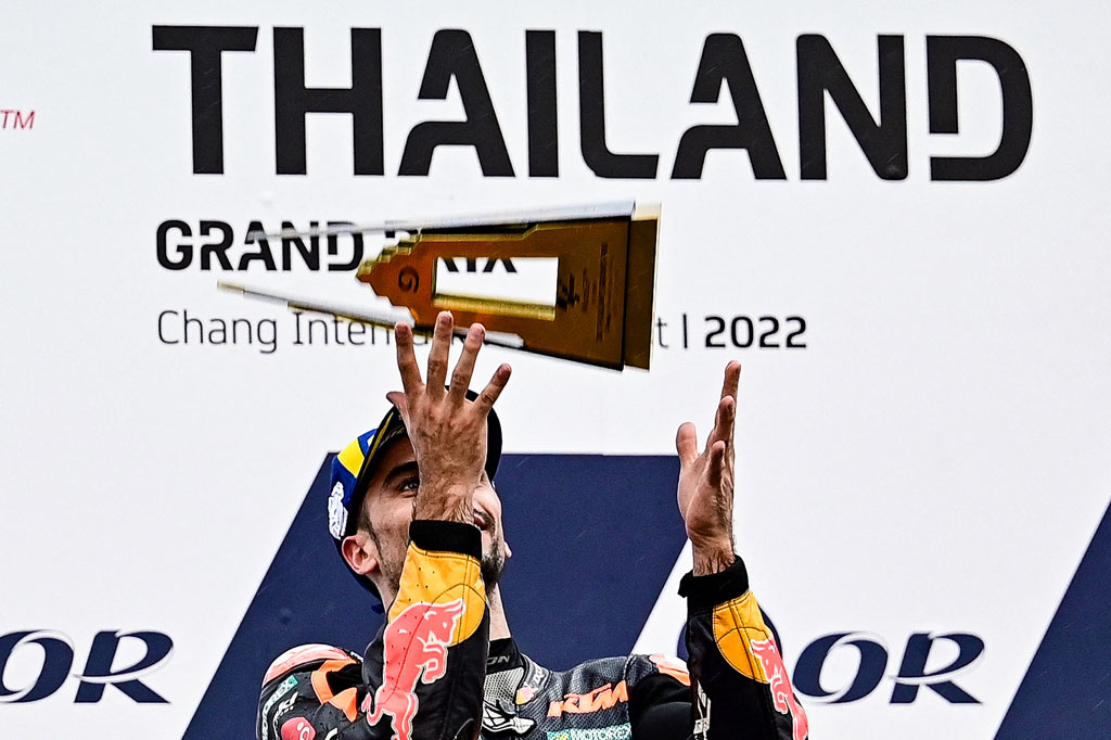 Pembalap tim Red Bull KTM Miguel Oliveira melakukan selebrasi usai menjadi kampiun MotoGP Thailand, di Sirkuit Buriram, Thailand, Minggu, 2 Oktober 2022.