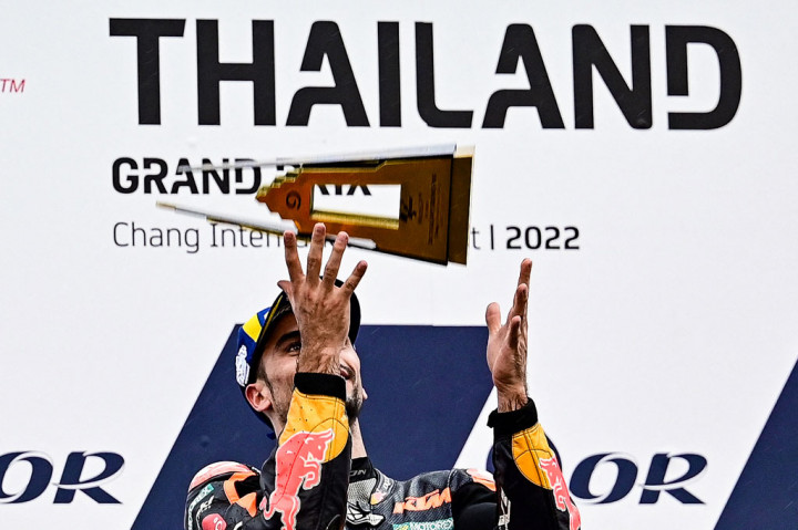 Pembalap tim Red Bull KTM Miguel Oliveira melakukan selebrasi usai menjadi kampiun MotoGP Thailand, di Sirkuit Buriram, Thailand, Minggu, 2 Oktober 2022.