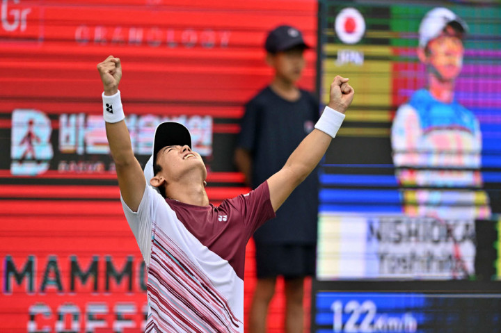 Yoshihito Nishioka melakukan selebrasi usai berhasil merengkuh gelar juara Korea Open usai menundukkan unggulan keempat Denis Shapovalov di partai final, di Seoul, Minggu, 2 Oktober 2022.