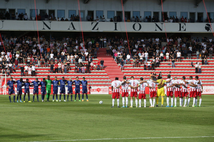 Di Liga Prancis, para pemain Ajaccio dan Clermont menundukkan kepala sejenak untuk para korban tragedi Kanjuruhan, sebelum pertandingan Liga Prancis di Stade Francois Coty, Ajaccio, Senin, 3 Oktober 2022 dini hari WIB.