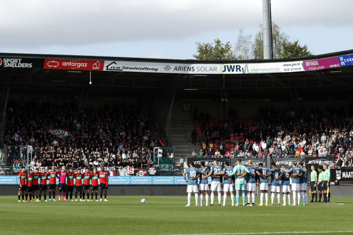 Para pemain NEC dan Feyenoord juga mengheningkan cipta untuk para korban tragedi Kanjuruhan, sebelum pertandingan sepak bola Eredivisie Belanda di Stadion De Goffert, di Nijmegen, pada Senin, 3 Oktober 2022 dini hari WIB.