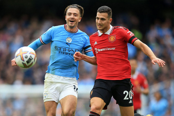 Di Liga Inggris, para pemain yang berlaga mengungkapkan duka cita dengan menyematkan pita hitam di lengan mereka. 