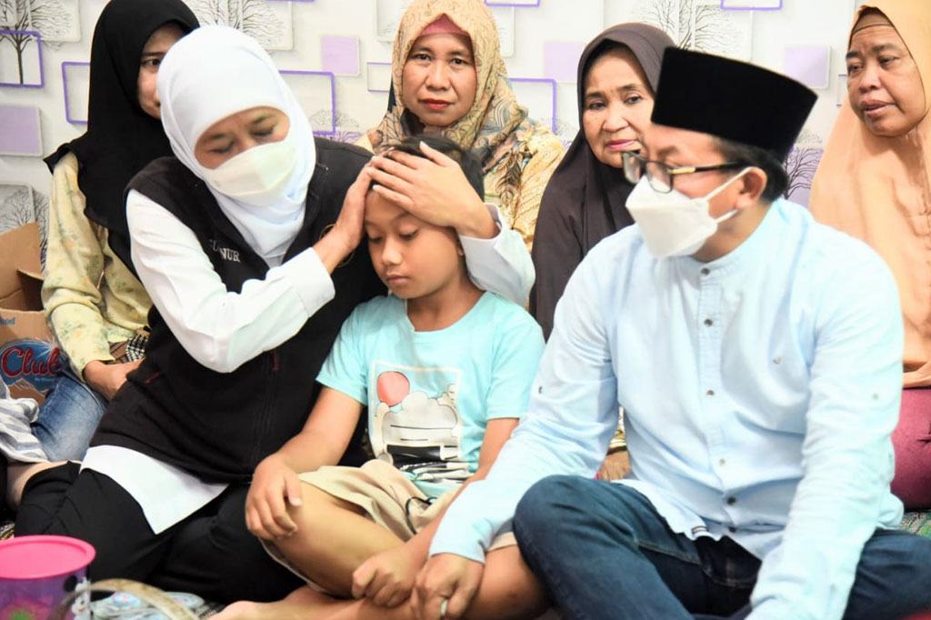 Kedatangan Khofifah yang didampingi Wali Kota Malang, Sutiadji di rumah duka di Jalan Bareng Raya, Kota Malang, Jawa Timur adalah untuk bertakziah sekaligus menyalurkan santunan kepada korban meninggal masing-masing sebesar Rp10 juta.