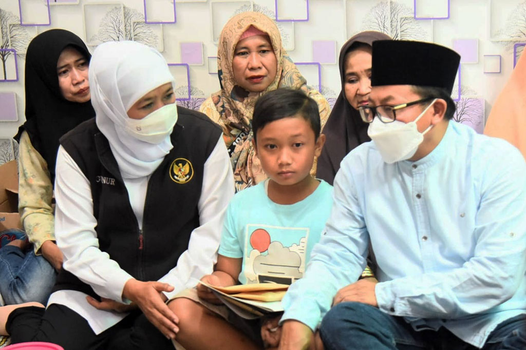 Dalam kesempatan tersebut Khofifah juga menyemangati Alviansyah agar terus belajar dan rajin melakukan ibadah salat. 