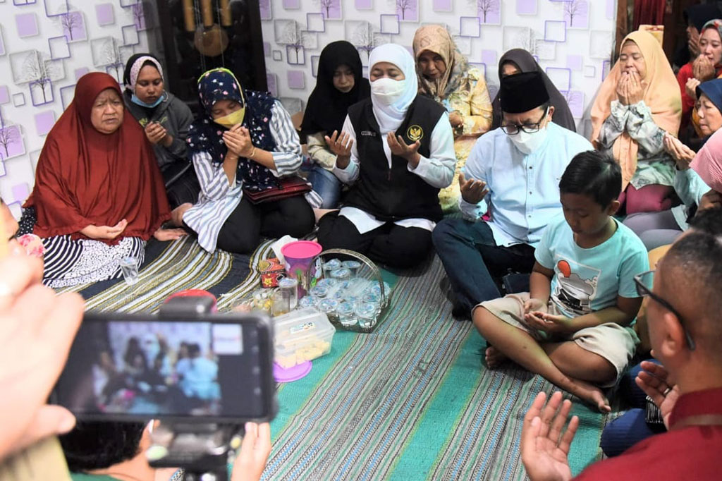 Di akhir kunjungannya, Khofifah dan rombongan memanjatkan doa untuk kedua orang tua Alfiansyah dan para korban lainnya.