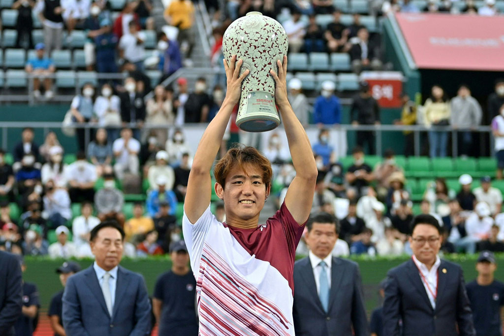 Yoshihito Nishioka berhasil merengkuh gelar juara Korea Open usai menundukkan unggulan keempat Denis Shapovalov di partai final, di Seoul, Minggu, 2 Oktober 2022.