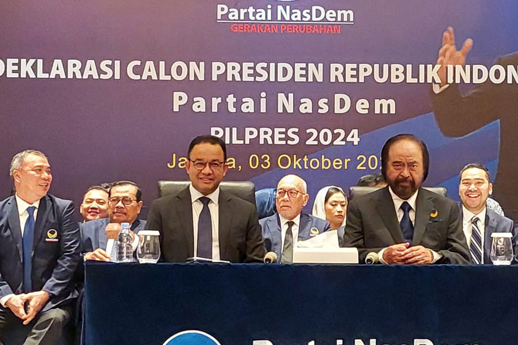 Anies Baswedan duduk satu meja bersama Ketua Umum Partai NasDem, Surya Paloh. Kedatangan Anies disambut meriah oleh simpatisan NasDem.