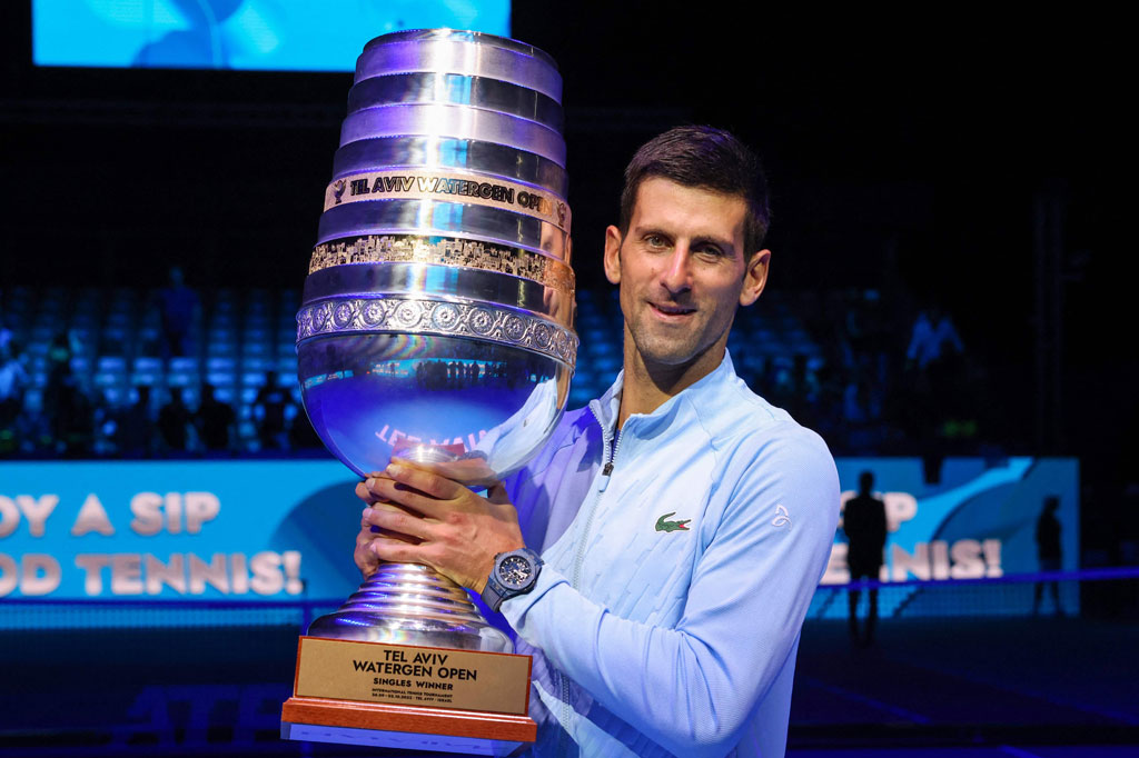 Djokovic yang berusia 35 tahun menang dua set langsung dengan skor 6-3, 6-4 di Tel Aviv, membuatnya menjadi petenis pertama yang memenangkan gelar di lapangan keras, tanah liat (Roma) dan lapangan rumput (Wimbledon) pada musim ini.
