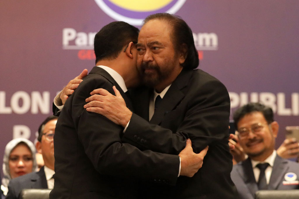 Gubernur DKI Jakarta Anies Baswedan memeluk erat Ketua Umum Partai NasDem Surya Paloh usai dideklarasikan menjadi calon presiden pada Pilpres 2024 oleh Partai NasDem, Senin, 3 Oktober 2022.