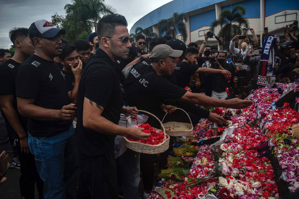 Sejumlah pemain dan official Arema FC melakukan tabur bunga dan memanjatkan doa di depan patung Singa Tegar di kawasan Stadion Kanjuruhan, Malang, Jawa Timur, Senin, 3 Oktober 2022.